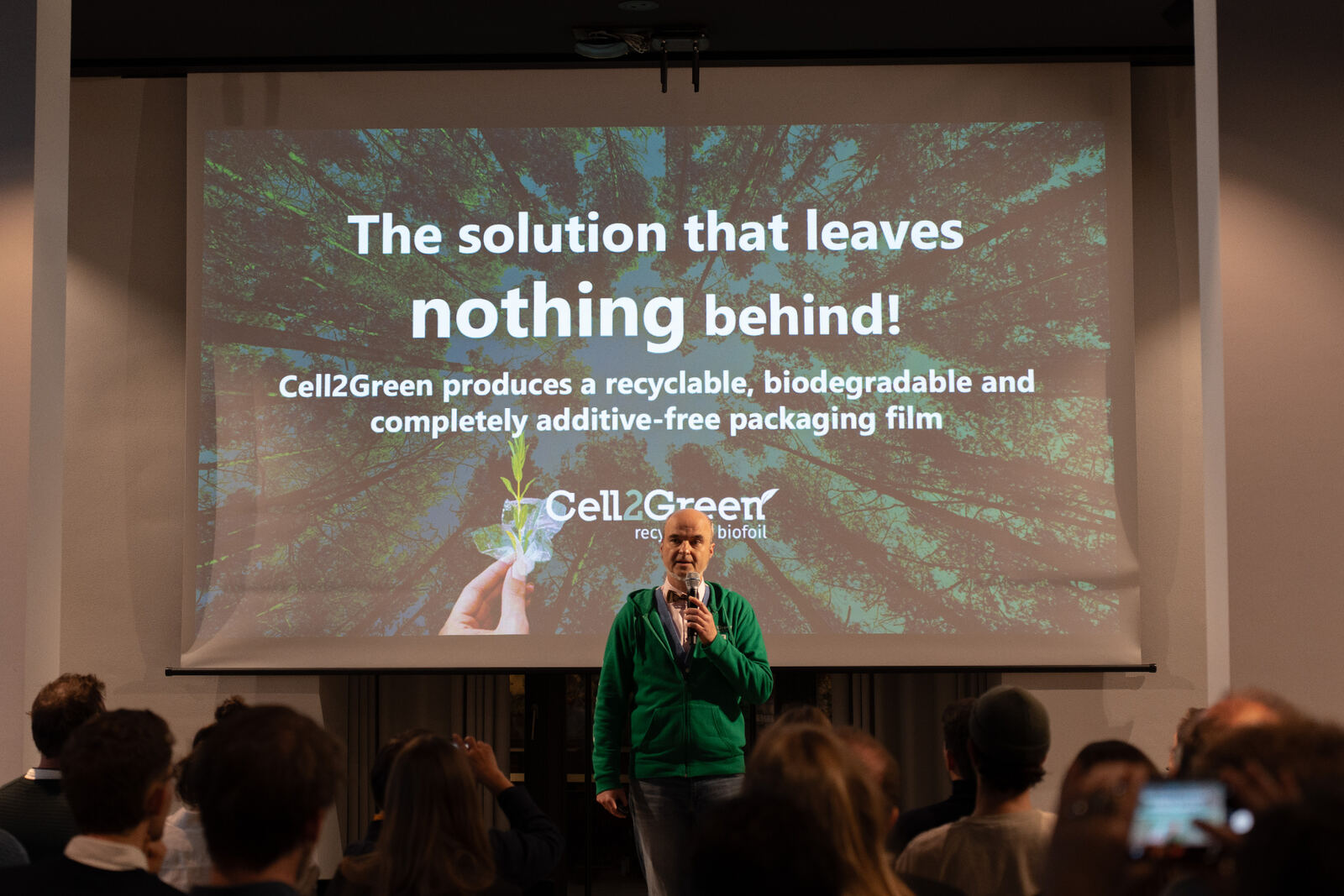 Founders Bay Accelerator-Workshop – Gründer:innen arbeiten mit Mentor:innen am Geschäftsmodell